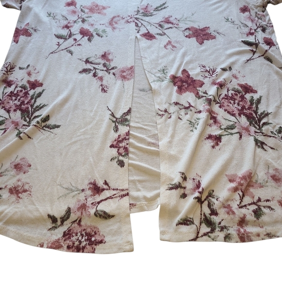 Daytrip By Buckle Womens Floral V-Neck Short Sleeve High-Low Split Back Tee – XL - Picture 4 of 7